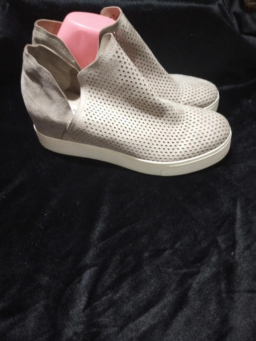 Steve Madden Sneakers Womens 10M GREY Wrath Hidden Wedge Perforated Shoe Suede